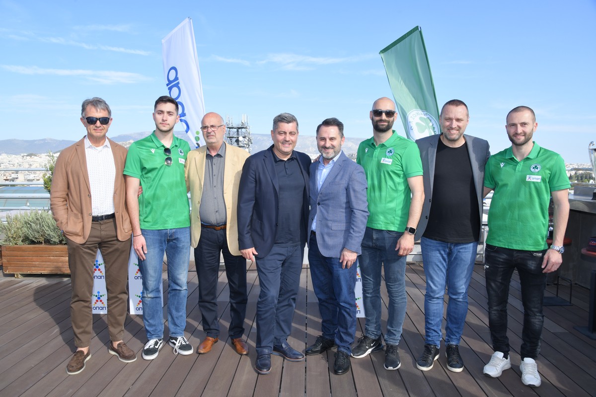 Οδυσσέας Χριστοφόρου, Γιάννης Ρόκκας, Παναγιώτης Μαλακατές και Δημήτρης Βρανόπουλος με μέλη της ομάδας ποδοσφαίρου σάλας (Futsal)