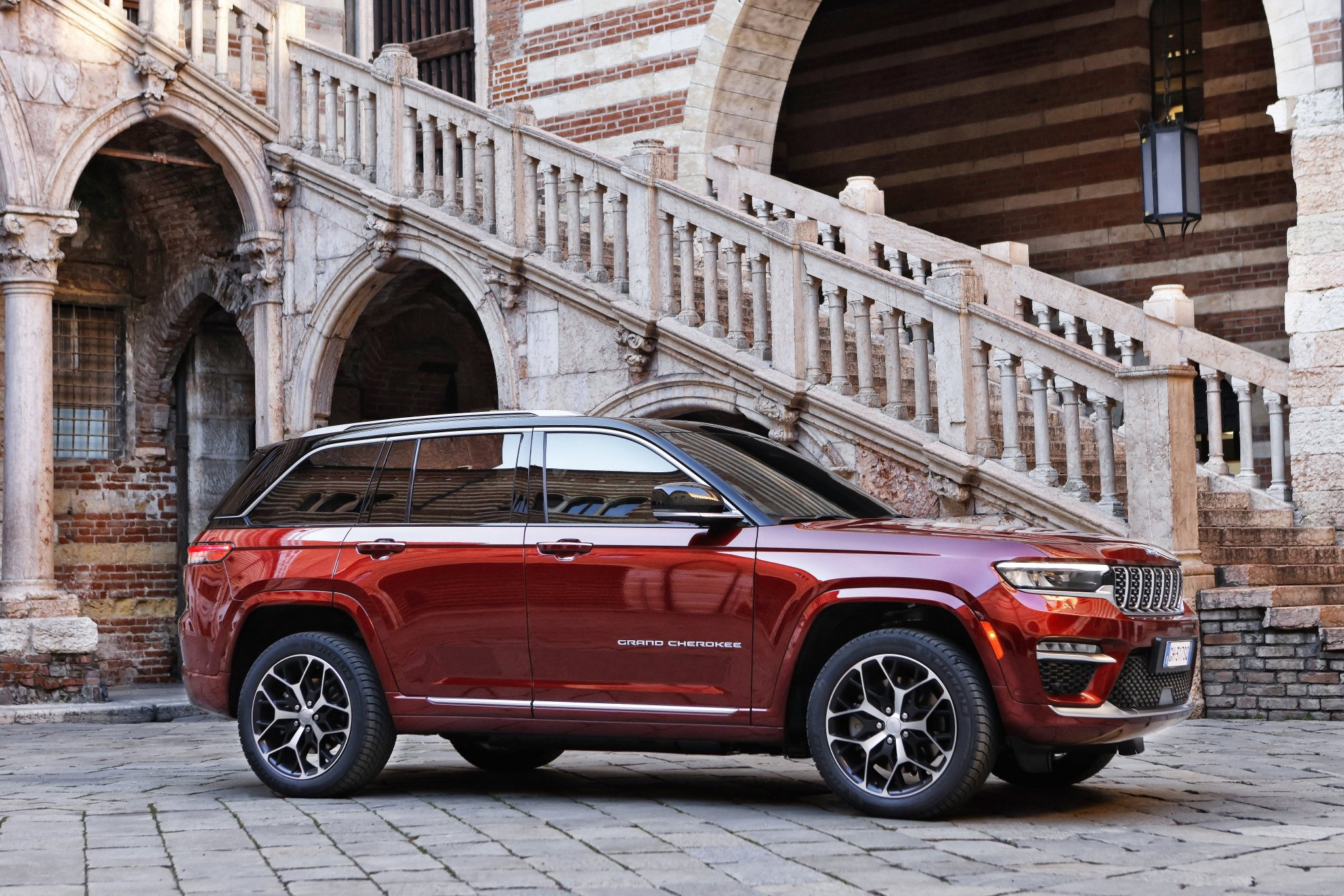 Jeep Grand Cherokee 4xe Exclusive Launch Edition (side)