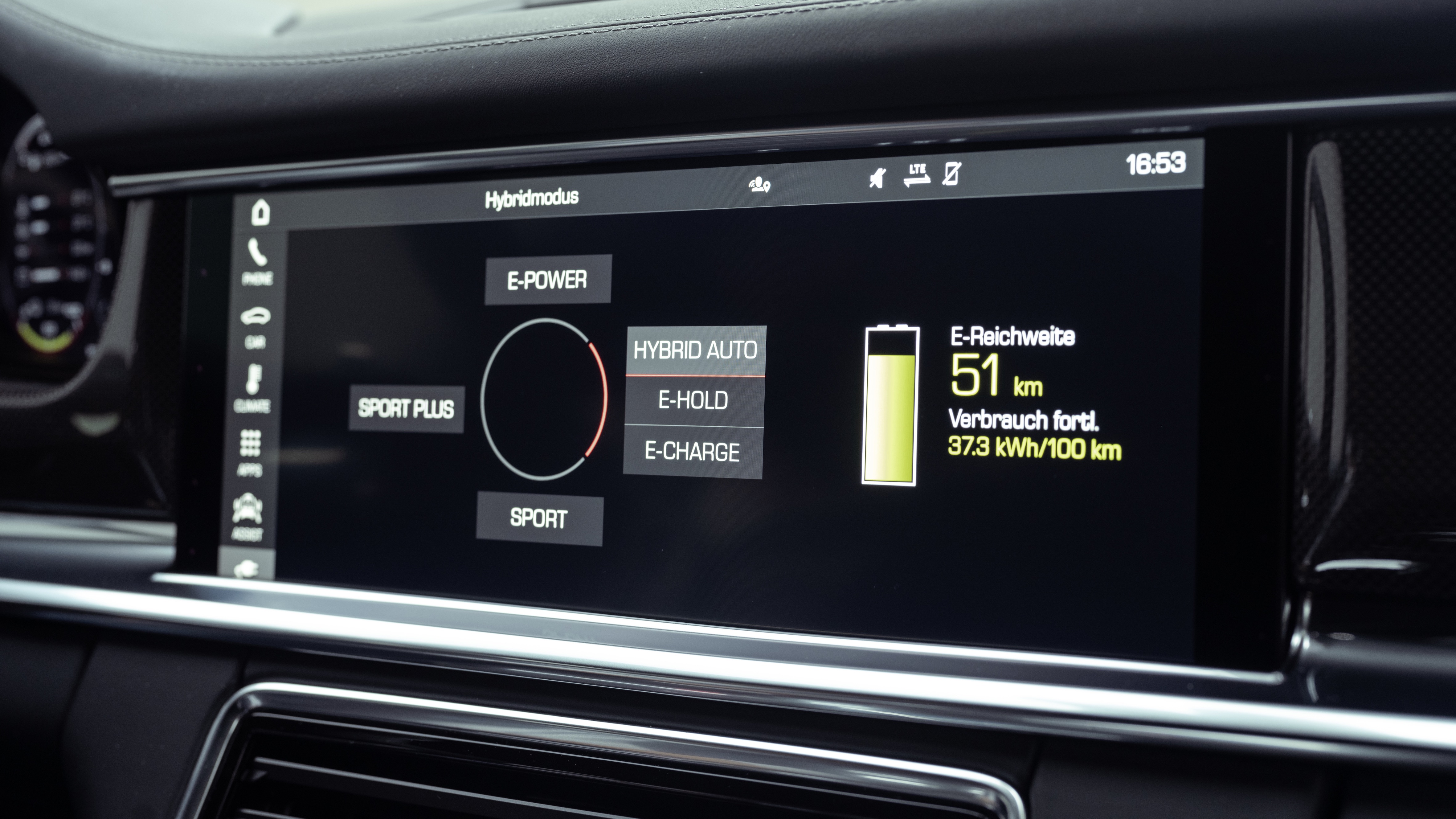 Porsche Panamera (charging screen)