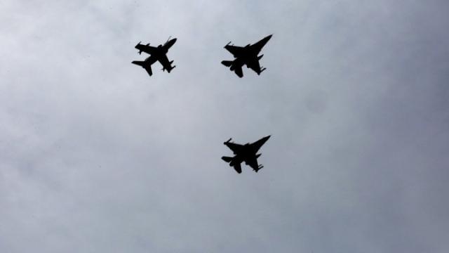 F16