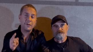 Μαζωνάκης με άλλο άνθρωπο