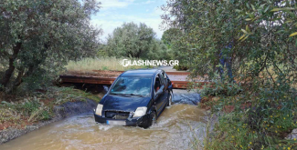 αμαξι στο ποταμι