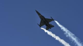 F16